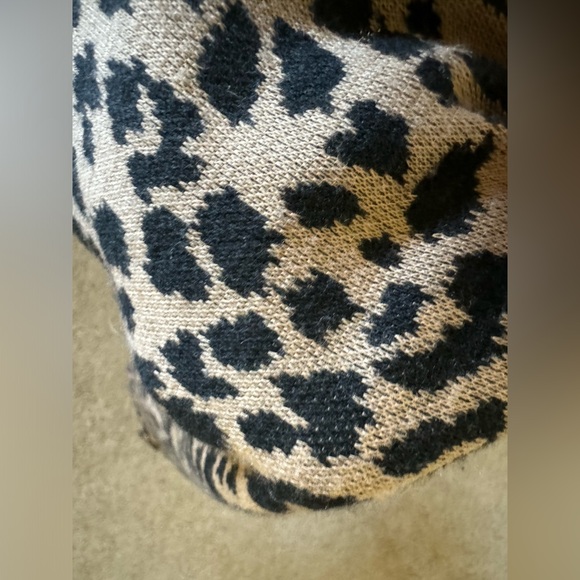 Leopard cheetah knit shorts with gold front zippers - Picture 3 of 5